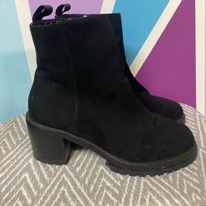 Urban Outfitters Black Suede Chunky Boot with Heel- size 6